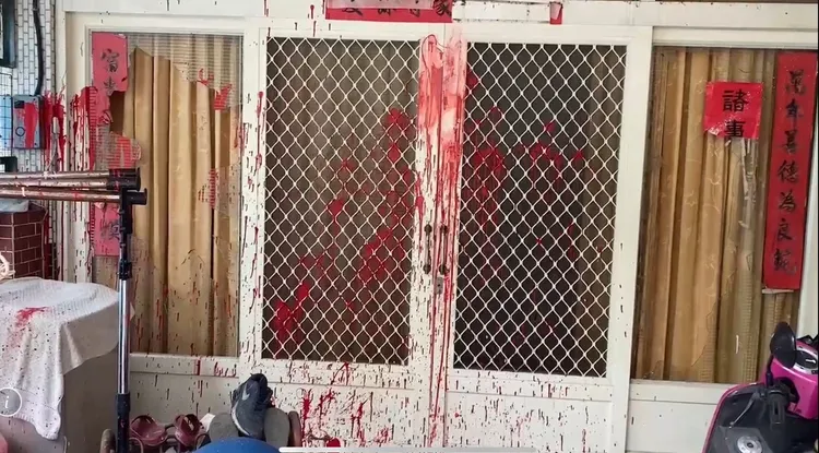 陳姓夫妻親友看不過，這個月9日曾到保母加上門理論，情緒失控下朝門口潑漆。民眾提供