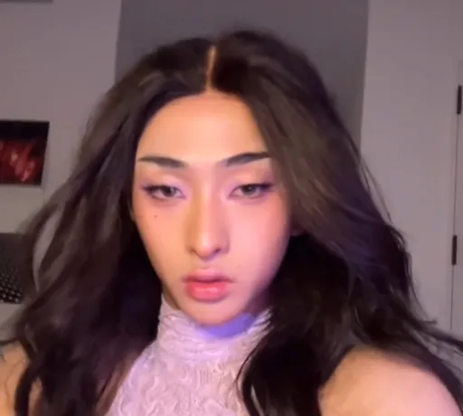 才剛過中秋!庾澄慶「女兒」she's back 只穿粉紅薄紗曬自拍辣照