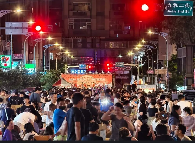 中壢封街烤肉受到今年沒有連假影響，人數少了不少人。徐有樑授權提供