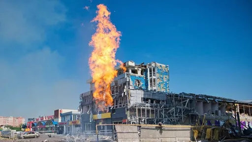 火勢5樓高!俄導彈襲烏克蘭第二大城 擊中購物中心5孩童受傷