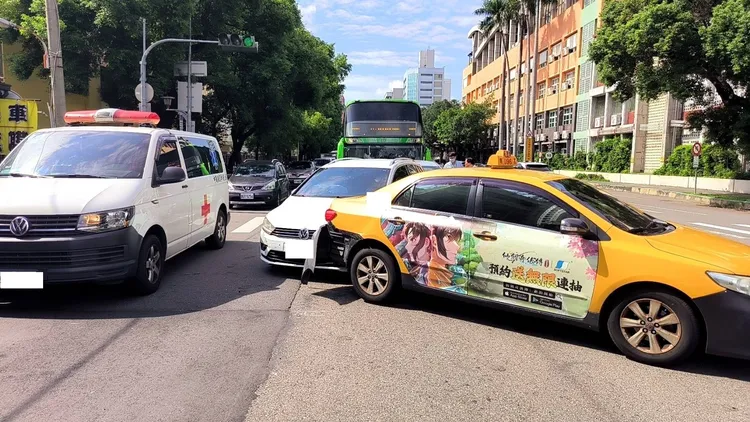 共有3車被撞。民眾提供