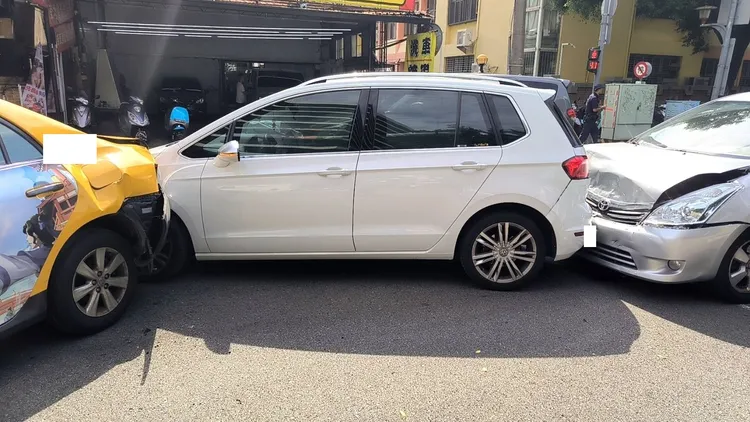 事故發生在台中市西區民權路。民眾提供