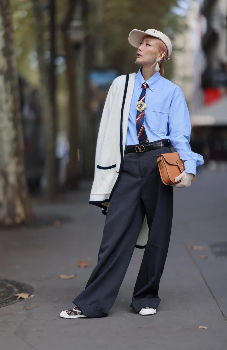 鄭秀以文藍色襯衫、灰色西裝褲以及滾邊針織外套搭出現代俐落風。品牌提供