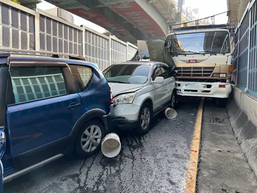 砂石車疑煞車失靈致8車連環事故!左營警全力排除 2小時內恢復交通