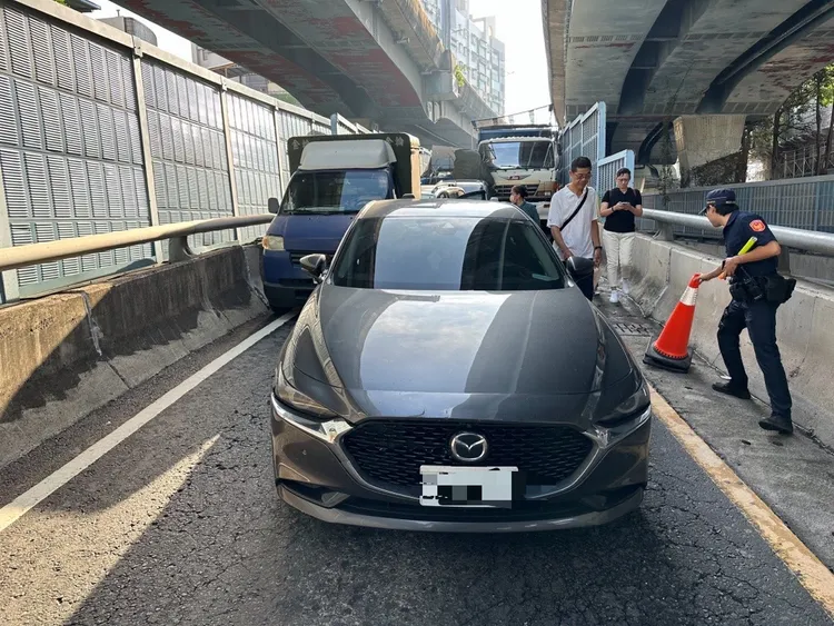 一輛砂石車疑因煞車失靈，致8車連環追撞。翻攝畫面