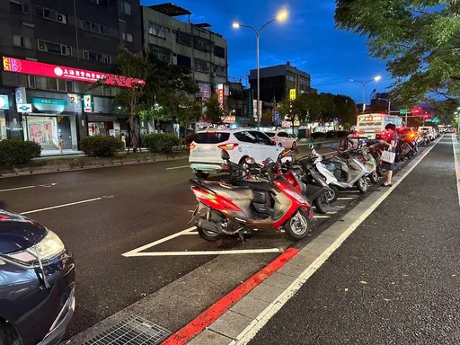 北市文山區小貨車衝撞路邊6機車 疑疲勞駕駛釀禍