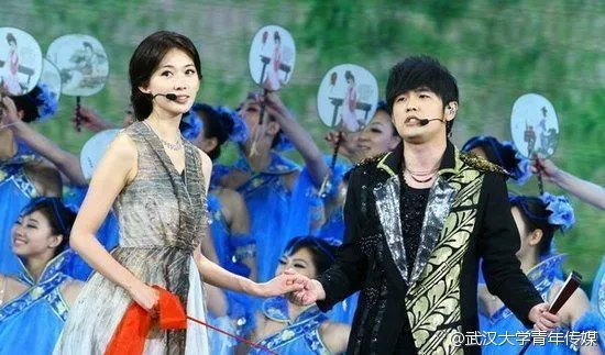 周杰倫（右）在2011年《春晚》獻唱《蘭亭序》，林志玲擔綱舞蹈演出。翻攝武漢大學青年傳媒微博