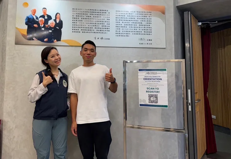 越南籍學生阮明惟（右）表示台灣很棒，打算申請就業金卡留台工作。移民署提供