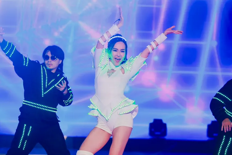 吳宗憲提點蔡亞露演出「缺點」，是「安全褲」太大件。民視提供