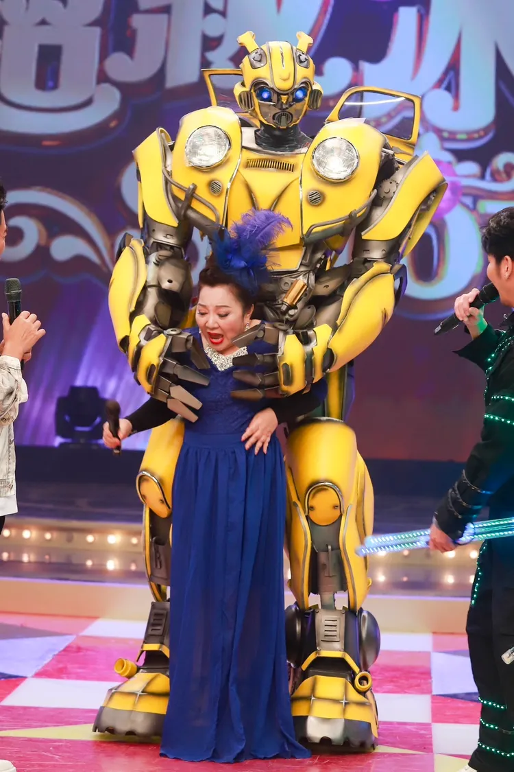 大黃蜂機器人環抱白冰冰，手剛好在她胸部。民視提供