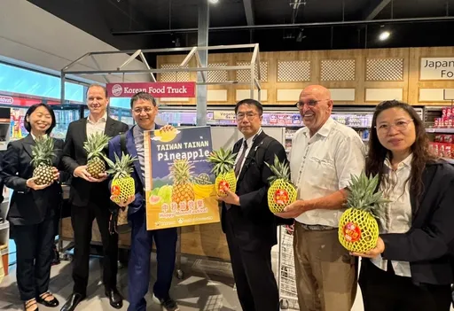 黄伟哲访欧行成果丰硕 凤梨前进荷兰超市 与波兰罗兹市长谈双边交流