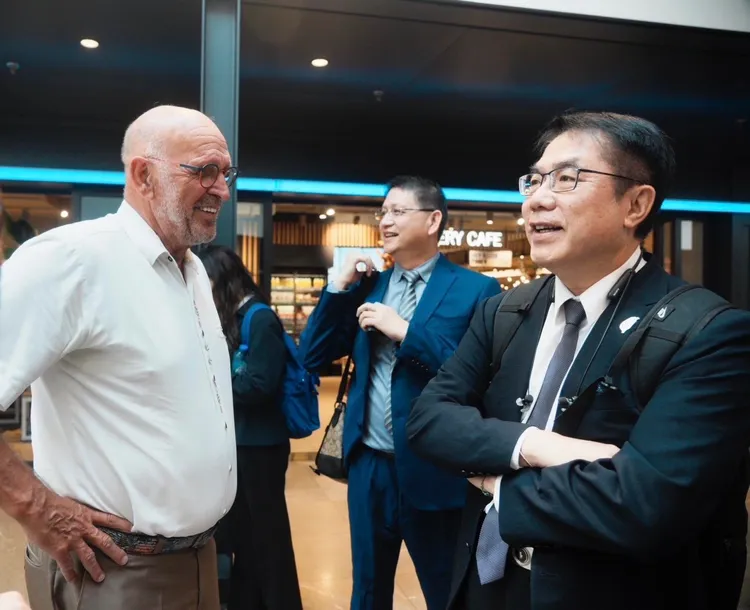 台南市長黃偉哲訪荷蘭超市，與多次來台演出的美聲歌手馬丁賀肯斯(Martin Hurkens)相見歡。台南市政府提供