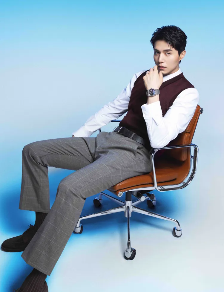 李棟旭換上白襯衫、格紋西裝褲當起最帥上班族。品牌提供