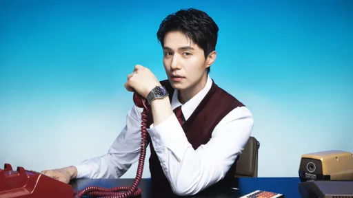 李棟旭西裝、領帶造型帥翻! 戴天梭漸層錶對鏡頭Wink狂漏電