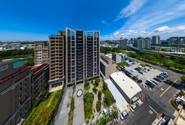 建案社區約600坪僅規劃98戶，25-41坪戶戶配置平面車位。京城提供