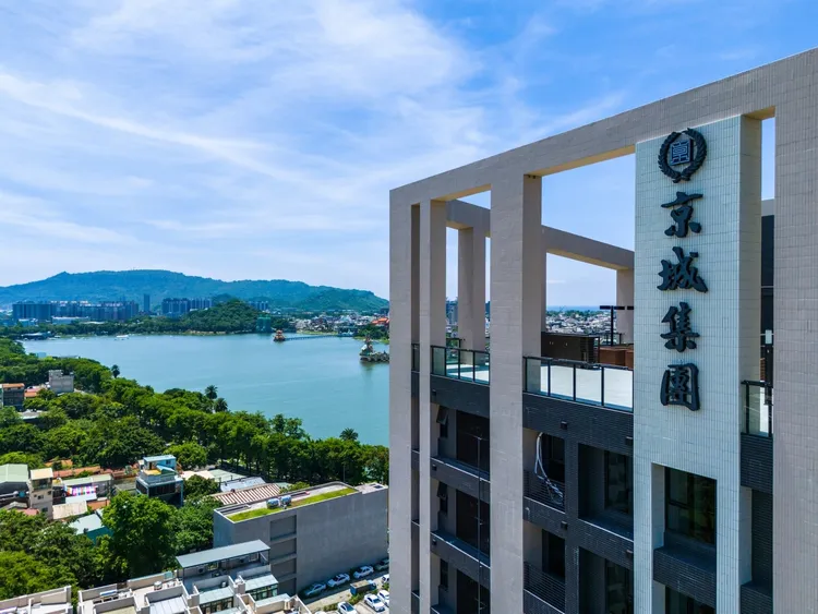 「京城天湖」緊鄰蓮池潭，距離左營高鐵約650公尺，為同時兼具景觀與消費機能住宅。京城提供