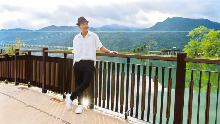 王傳一飾演「蔡明憲」醫師，與劇組回到大埔舉辦首映會。大愛提供