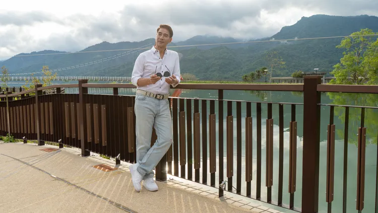 翁家明飾演「林繁幸」醫師，回到大埔路程久到懷疑人生。大愛提供