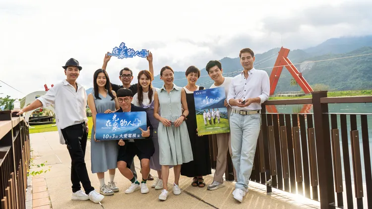 《在光裏的人》再度回到大埔舉辦首映會，左起：翁家明、廖曉彤、謝其文、游小白、張晏塵、柯淑勤、黃采儀、蔡天嘉、翁家明。大愛提供