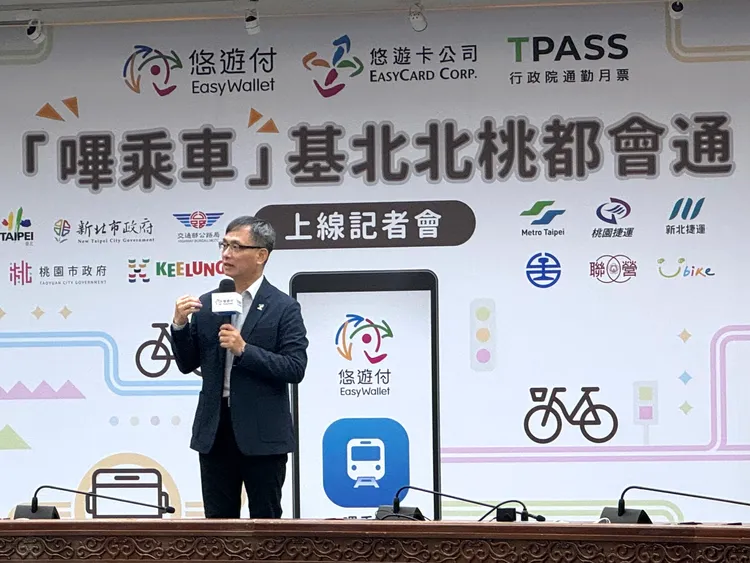 北市第3位副市長張溫德出席悠遊付「手機嗶乘車」活動上台致詞。記者張綵茜攝