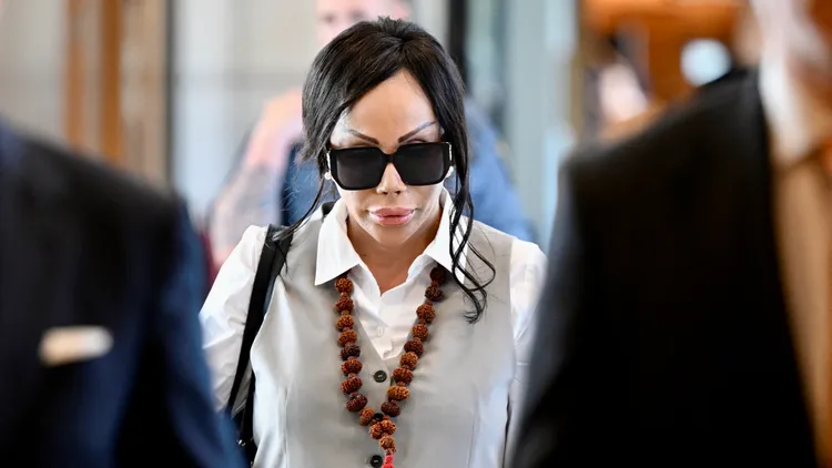 尼爾森被控隨意倒垃圾並無意處理垃圾，今日出審時更是無意理會記者。路透