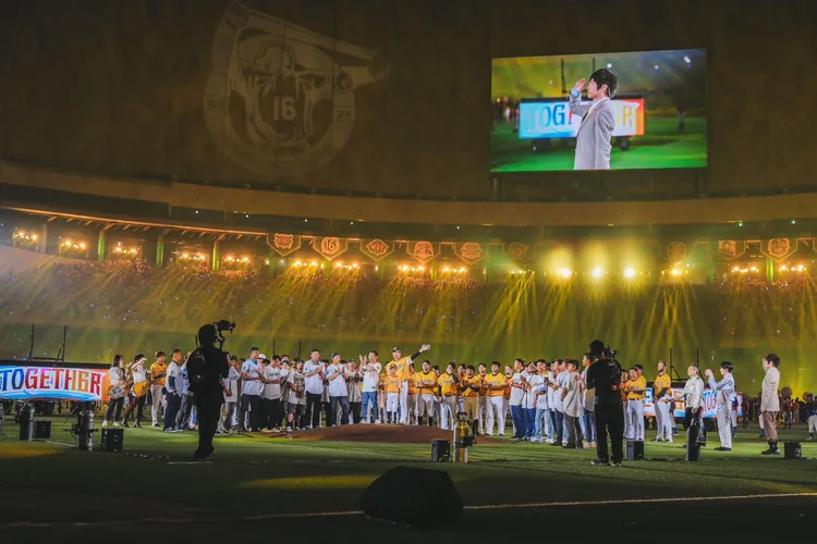 五月天跟眾人致敬周思齊。相信音樂提供