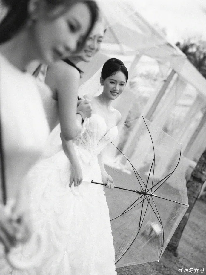 黑白照拍得很有氛圍感。翻攝陳喬恩微博