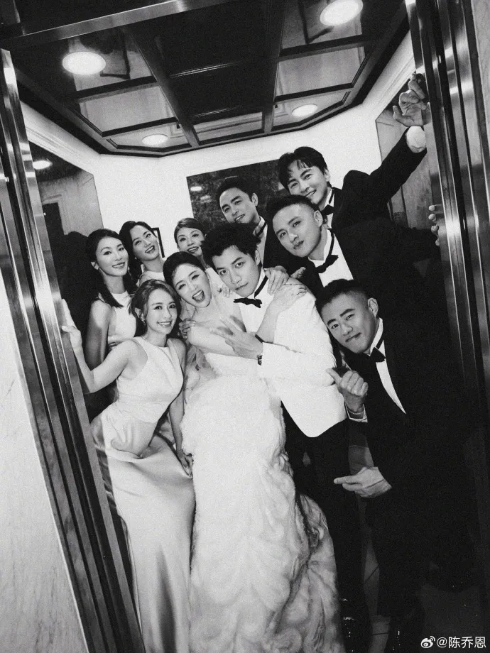 擠一擠畫面才歡樂。翻攝陳喬恩微博