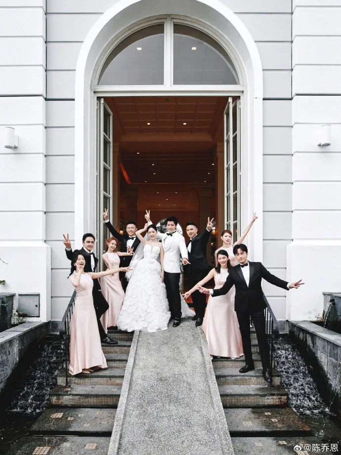 大家在婚禮禮堂前開心留影。翻攝陳喬恩微博