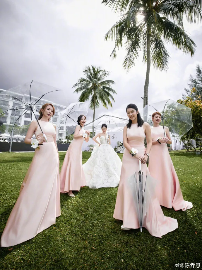 伴娘團眾星拱月。翻攝陳喬恩微博