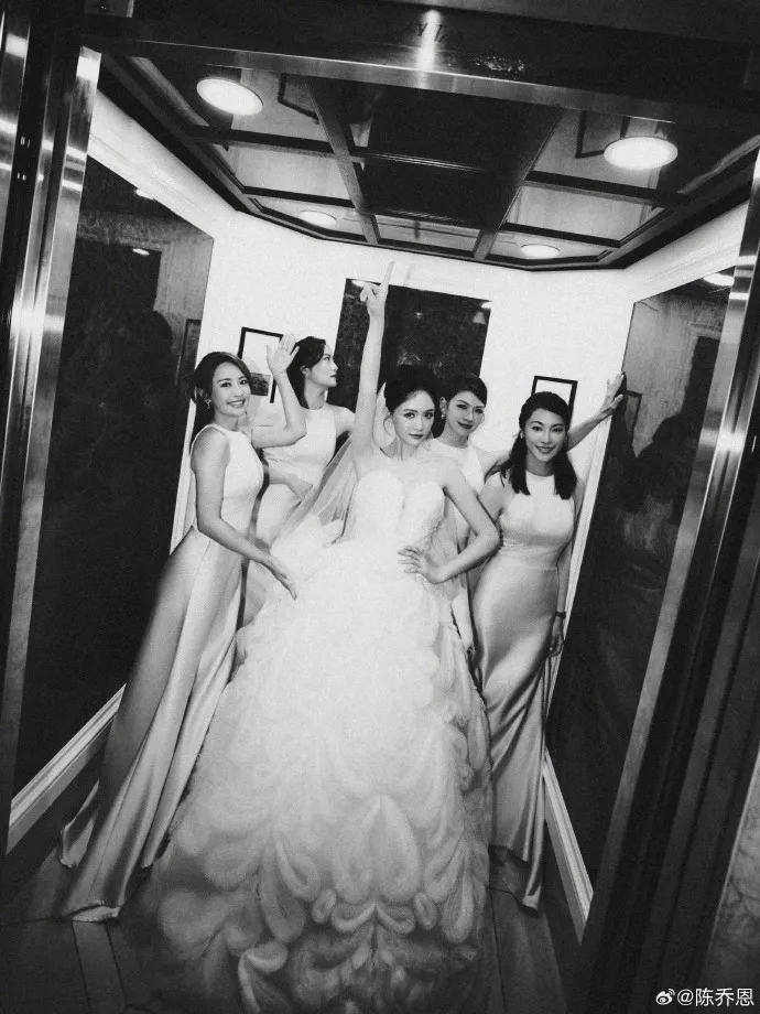 與伴娘們都是七朵花的團友。翻攝陳喬恩微博