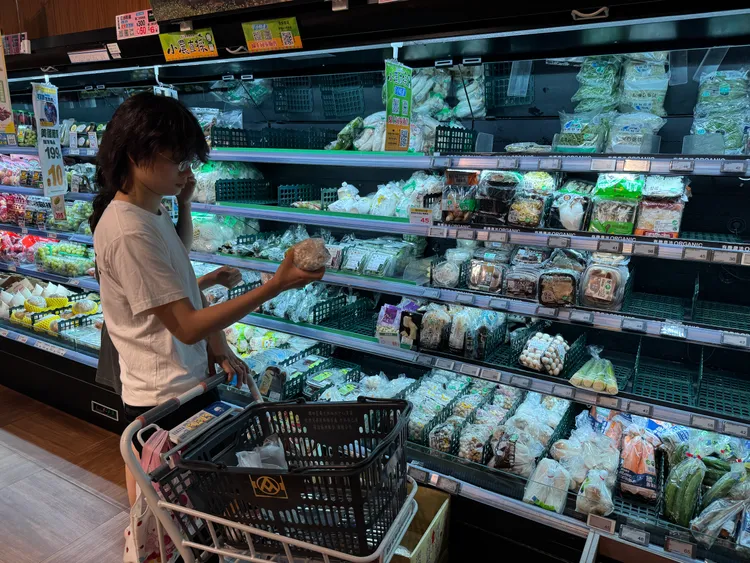 民眾已經到超市搶買物資。壹蘋新聞網攝