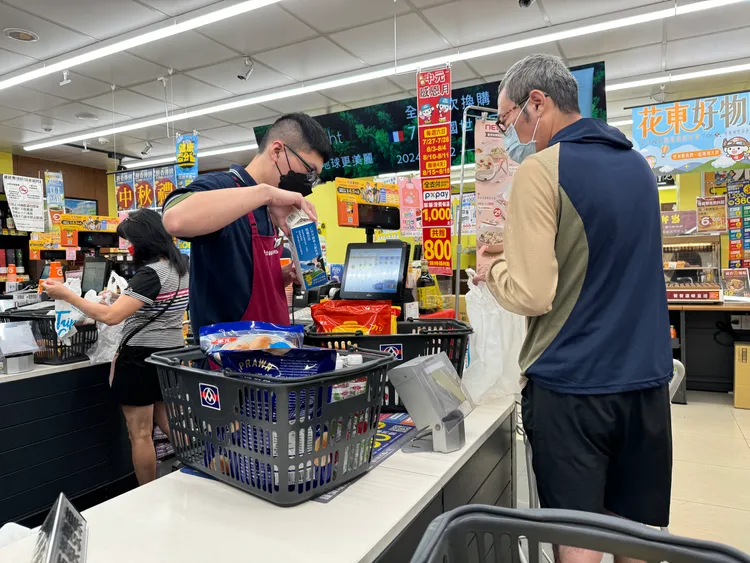 不少民眾已經到超市搶買物資。壹蘋新聞網攝