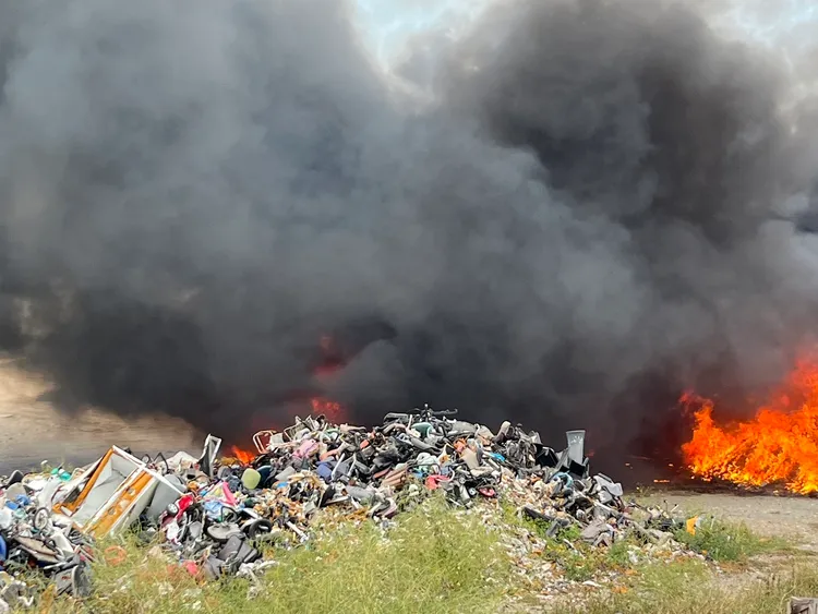 現場濃煙蔽天。新竹市消防局提供