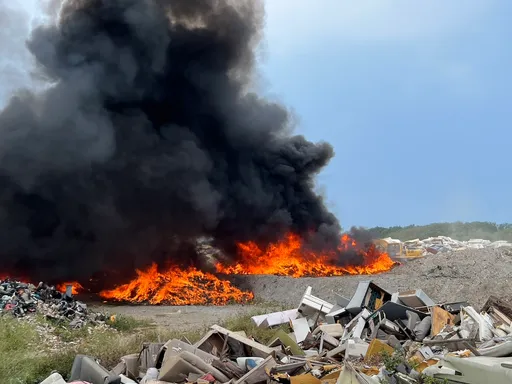 竹市浸水垃圾掩埋場火警!現場濃煙蔽天 警消灌救中