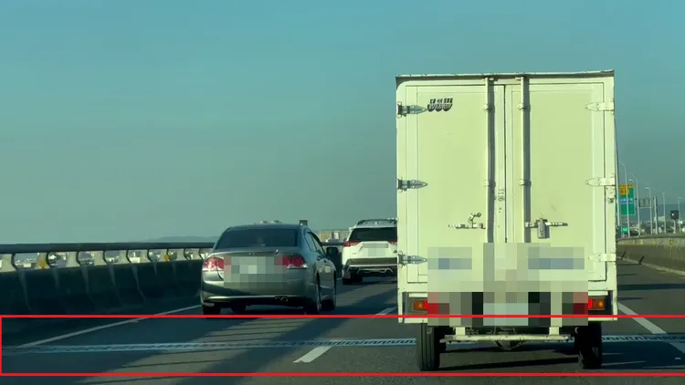 住戶反映五楊高架橋則常有大卡車經過，壓到伸縮縫（紅框）發出的「扣扣聲」，24小時對住戶造成困擾。曾佳俊攝