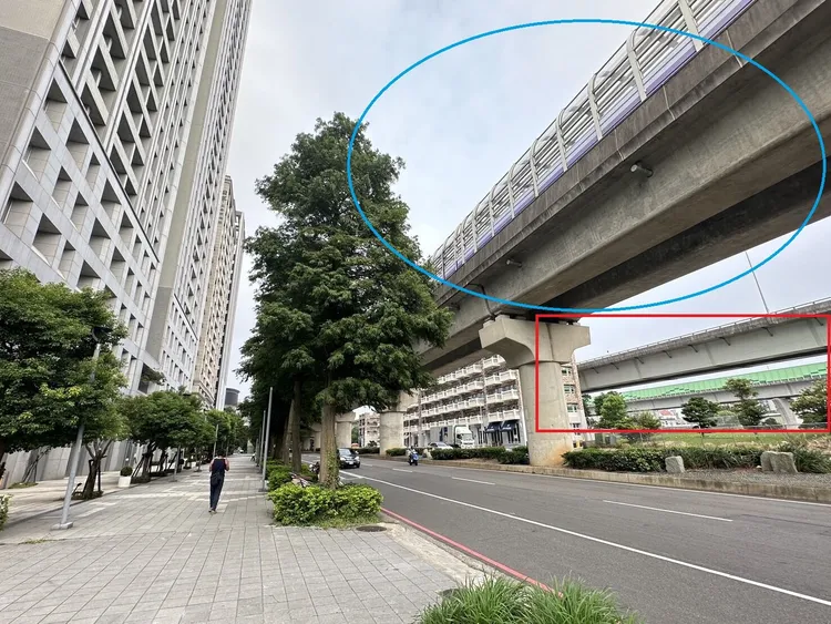 「晴空樹」社區（圖左）面臨五楊高架（紅圈）與機場捷運（藍圈）的噪音困擾，新北環保局檢測確認是五楊高架噪音分貝超標，卻得「賠償」高公局上千萬元。曾佳俊攝