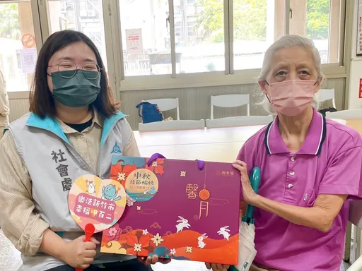 中秋佳節溫馨送暖！　竹市府攜手志工團體關懷346位獨居長輩