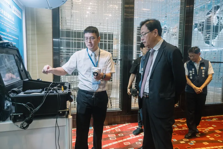 桃園市長張善政也到場了解現場展示商品。經發局提供