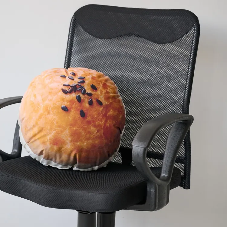 新口味蛋黃酥｜蛋黃酥抱枕。業者提供