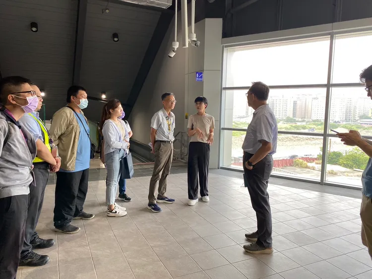 新北市議員蔡淑君辦理邀集相關單位會勘，現場高溫悶熱，官員們汗流浹背。翻攝畫面