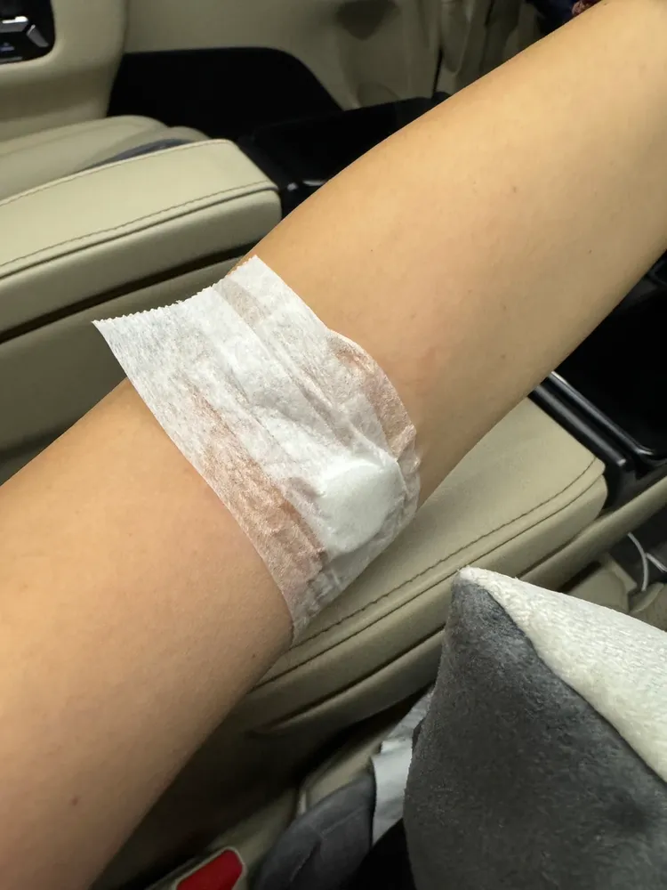 蔡淑君會勘因高溫悶熱大量爆汗，導致脫水快暈倒，到醫院打針才舒緩過來。服務處提供