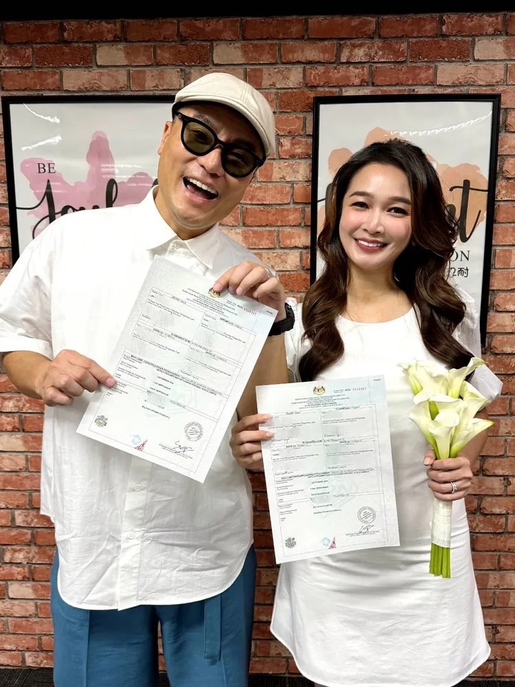 李銘忠（左）日前與愛情長跑10年女友登記結婚，升格人夫。凱渥提供