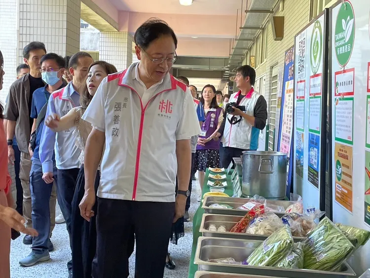 張善政視察營養午餐辦理情形。教育局提供