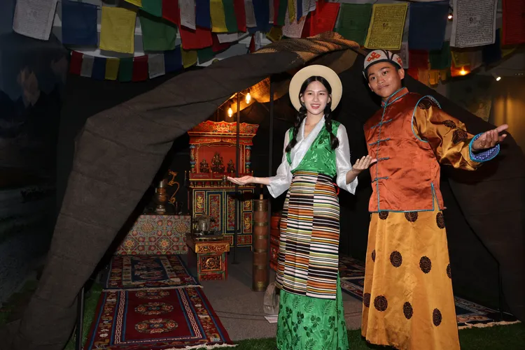 「2024世界民族電影節」宣傳大使鍾家駿（右）、林亭莉（左）分別身穿蒙族及藏族傳統服飾。文化部提供