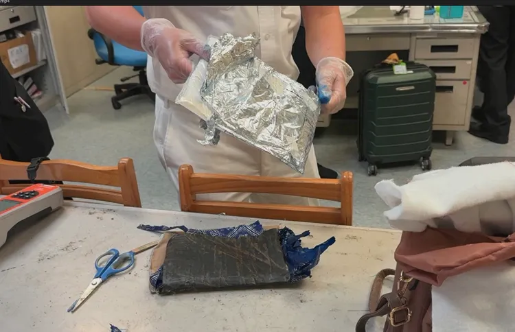 警方在手提包內查獲夾藏的毒品。航警局提供