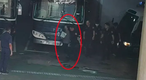 應曉薇明60歲生日前二度提訊!5法警簇擁戒護 手上還是拿著1文件