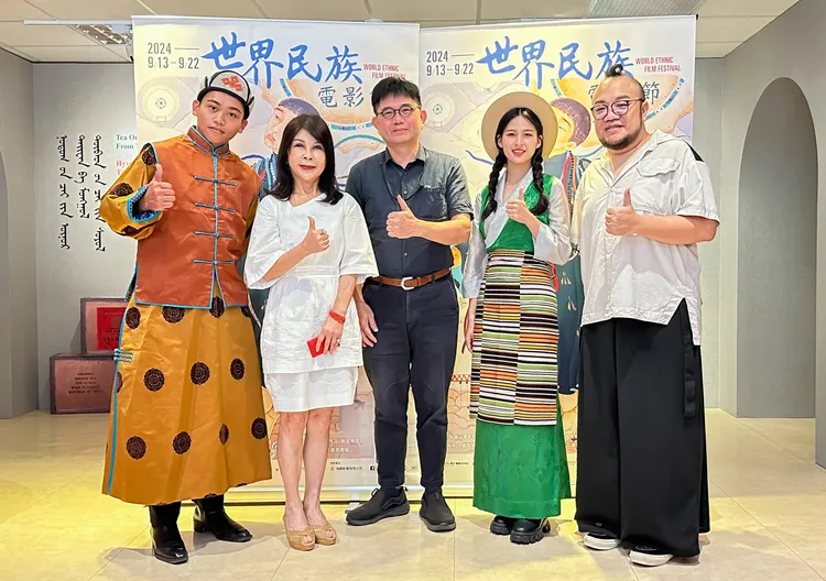 2024世界民族電影節舉行記者會，宣傳大使鍾家駿（左一）、林亭莉（右二）身著蒙、藏傳統服飾，一同與文化部主任秘書陳登欽（中）、蒙藏文化中心主任高玉珍（左2）及億萬導演葉天倫（右1）出席力挺。海鵬影業提供