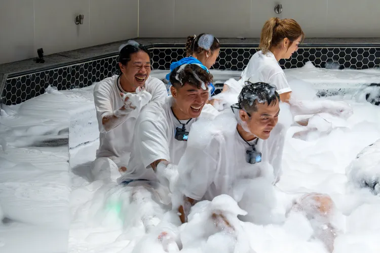 《嗨！營業中》第4季，姚元浩（右起）、郭泓志、乱彈阿翔、吳映潔（後排左起）、莎莎等韓國出任務，困難重重。好看娛樂提供