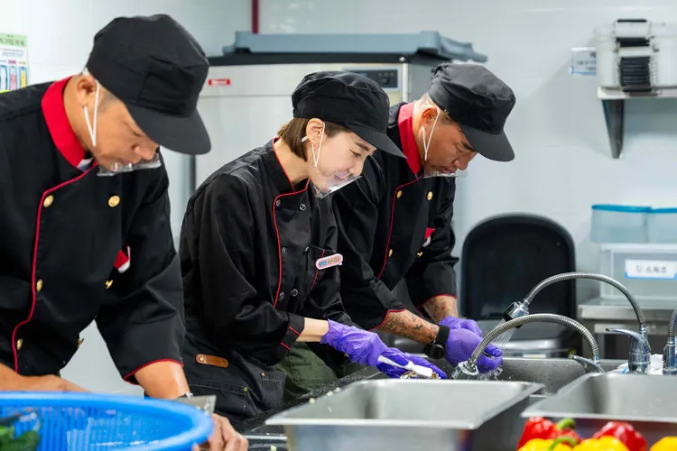 姚元浩（左起）、小幫手宋米秦、郭泓志等廚房做菜。好看娛樂提供